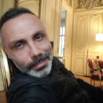 Umut Oğuz Instagram - Der misin 45 ? Çocuktuk daha dün. Herkesin iyi olduğu bir dünyadan öte hayalimiz olmadı. Saftık, saf kaldık. Tepinse de dünya üzerimizde ödün vermeden yaşadık. Başımız dik, Onurlu bir 45 yılı geride bıraktık. Darısı tüm onursuzların başına. Bugünüme müspet menfi vesile olan, giden, kalan herkese selam olsun. #yaş45yolunyarısı Paris, France