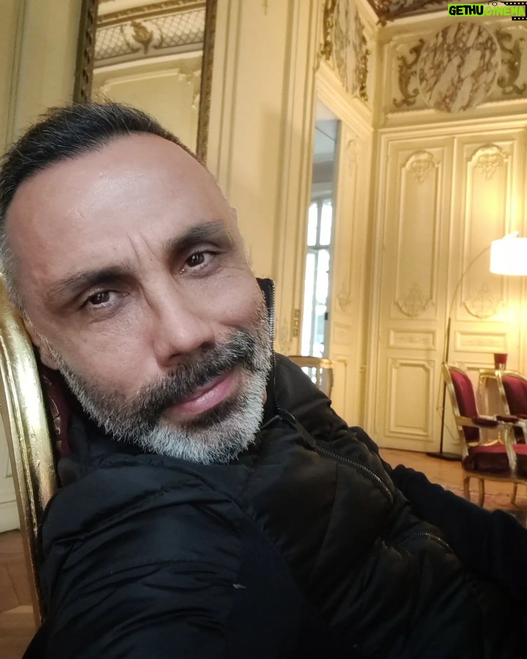 Umut Oğuz Instagram - Der misin 45 ? Çocuktuk daha dün. Herkesin iyi olduğu bir dünyadan öte hayalimiz olmadı. Saftık, saf kaldık. Tepinse de dünya üzerimizde ödün vermeden yaşadık. Başımız dik, Onurlu bir 45 yılı geride bıraktık. Darısı tüm onursuzların başına. Bugünüme müspet menfi vesile olan, giden, kalan herkese selam olsun. #yaş45yolunyarısı Paris, France