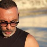 Umut Oğuz Instagram - [Kendime Not] Yok benden geçmedi biliyorum. Hala dans ediyorum. Hala hayat doluyum. Alkolsüz de olsa eğlenmeyi seviyorum. Ama çevre değişti tabi ki. "Aaah ah bizim zamanımızda" yaşlarına henüz gelmedim. (Ya da öyle sanıyorum) ama biz yirmili yaşlarda, müzikli ortam oldumumuydu deli gibi dans ederdik. Bazen bi koreografi, bazen çift, bazen de yalnız ama dans ederdik. Herkes dans ettiği için kolektif bir hareket olurdu. Sinerjiden mutlu olunurdu. Şimdi herkes küçük ama dev adacıklara bölünmüş, herkes bi star. Erkeklerde mondofon gibi durmak moda olmuş. Denedim yapamadım. Elimi ayağımı nereye koyacağımı bilemedim. Sadece poz veren jöleli kardeşleri izledim walking dead tarzlarından gözlerimi alamadım. Ciks gözlük, kadeh ve dumanı tüten herhangi bi şey yeterli durmak için. Ortam kalabalık mesela ama kimse birbirine bakmıyor. Kol sabit ileri doğru açık, elde telefon, amaç net orada olmayan kim varsa çatlatmak. Biri telefonu kaldırdığı an herkes kadraja doluşuyor ve ifadeler değişiyor. Ulen oradaki sensen, az önceki kimdi deyiveriyosun içinden. Kural basit, hangi şarkı çalıyosa, kendine aşık bakaraktan hönküre hönküre şarkıyı söylemek. Ya da söylüyormuş gibi yapmak her neyse ağzını uydur yeter. Kamera indiği an telefona üşüşüp izleme faslı var ki az önce hönküren moddan oraya nasıl geçildiğini ben usûlen çözemedim. Valla ne yalan söyleyeyim, oyuncu benim ama ellerine su dökemem. Bir de filtreler var evlerden ırak herkes dünya güzeli. Özellikle dikkat ettim, ne mutlu kızlarımızın hepsi doğal. Bayıldım. Ördek dudak, takma kirpik, kaynak saç ve silikon memen yoksa kapıdan almıyolar. Git yaptır gel utanmaz diye kovuyolar. Bundan sonra kendini elletmemiş bir kadın görürsem "aaaa varoooş" diye çemkiresim var savulun! Lütfen yaptırmadıysanız bak valla hatrım kalır. Dolgu, botoks, bok püsür ne varsa yaptırın gözlerimizin feriyle oynamayın. Herkes aynı, herkes eşit olsun. Topumuza estetikli şifalar diliyorum. Çeşme'den bu kadar. Buraya kadar okuduysan fotoğraflar orjinal. Dolgu botoks filtre vs yok affedin. #summer2022
