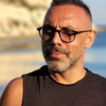 Umut Oğuz Instagram - [Kendime Not] Yok benden geçmedi biliyorum. Hala dans ediyorum. Hala hayat doluyum. Alkolsüz de olsa eğlenmeyi seviyorum. Ama çevre değişti tabi ki. "Aaah ah bizim zamanımızda" yaşlarına henüz gelmedim. (Ya da öyle sanıyorum) ama biz yirmili yaşlarda, müzikli ortam oldumumuydu deli gibi dans ederdik. Bazen bi koreografi, bazen çift, bazen de yalnız ama dans ederdik. Herkes dans ettiği için kolektif bir hareket olurdu. Sinerjiden mutlu olunurdu. Şimdi herkes küçük ama dev adacıklara bölünmüş, herkes bi star. Erkeklerde mondofon gibi durmak moda olmuş. Denedim yapamadım. Elimi ayağımı nereye koyacağımı bilemedim. Sadece poz veren jöleli kardeşleri izledim walking dead tarzlarından gözlerimi alamadım. Ciks gözlük, kadeh ve dumanı tüten herhangi bi şey yeterli durmak için. Ortam kalabalık mesela ama kimse birbirine bakmıyor. Kol sabit ileri doğru açık, elde telefon, amaç net orada olmayan kim varsa çatlatmak. Biri telefonu kaldırdığı an herkes kadraja doluşuyor ve ifadeler değişiyor. Ulen oradaki sensen, az önceki kimdi deyiveriyosun içinden. Kural basit, hangi şarkı çalıyosa, kendine aşık bakaraktan hönküre hönküre şarkıyı söylemek. Ya da söylüyormuş gibi yapmak her neyse ağzını uydur yeter. Kamera indiği an telefona üşüşüp izleme faslı var ki az önce hönküren moddan oraya nasıl geçildiğini ben usûlen çözemedim. Valla ne yalan söyleyeyim, oyuncu benim ama ellerine su dökemem. Bir de filtreler var evlerden ırak herkes dünya güzeli. Özellikle dikkat ettim, ne mutlu kızlarımızın hepsi doğal. Bayıldım. Ördek dudak, takma kirpik, kaynak saç ve silikon memen yoksa kapıdan almıyolar. Git yaptır gel utanmaz diye kovuyolar. Bundan sonra kendini elletmemiş bir kadın görürsem "aaaa varoooş" diye çemkiresim var savulun! Lütfen yaptırmadıysanız bak valla hatrım kalır. Dolgu, botoks, bok püsür ne varsa yaptırın gözlerimizin feriyle oynamayın. Herkes aynı, herkes eşit olsun. Topumuza estetikli şifalar diliyorum. Çeşme'den bu kadar. Buraya kadar okuduysan fotoğraflar orjinal. Dolgu botoks filtre vs yok affedin. #summer2022