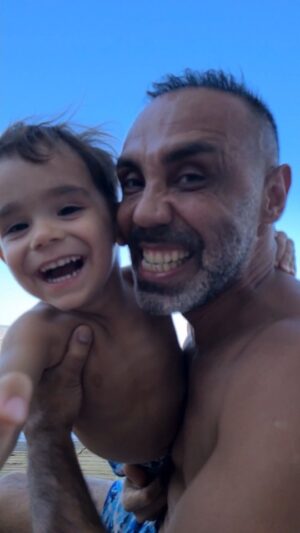 Umut Oğuz Instagram - 39 aylık muhteşem serüvenin 90 saniyelik bir BABALAR GÜNÜSÜ...
Olan olmayan, babalık makamını dolduran ve hatta evlatlarına babalık da yapmak zorunda kalan tüm anaların günü kutlu olsun ❤️🧿🧿🧿

📌 Instagram bu ara saçmaladığı için silip tekrar yüklemek durumunda kaldım 😊

#babalargünü
#dorabeybüyüyor