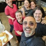 Umut Oğuz Instagram - Kadın ! Ağlatan toplumların iflah olmadığı, kahkahasına alan açmışlarınsa ihya olduğu tılsımlı kadın! Hayatın içinde, çalışan, ekmeğini taştan çıkaran, gülen, mutlu kadın 🧿 Kadını baskılayan, hapseden, körelten tüm canlı türleri hastadır, sevgiyle şifalanmalıdır💚 Civarınızda kadın varsa, gülümseyin, "merhaba" deyin, iyi davranın, güldürün, ananız, bacınız, eşiniz gibi görün, şefkatle ve mutlaka 'samimiyetle' yaklaşın... Dünyanın nasıl değiştiğini, her mevsimin nasıl bahar olduğunu göreceksiniz 😊 #içimdengeldi #kadın