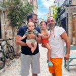 Umut Oğuz Instagram - Beş yılda bir tekrarlayalım derim 😅👍🏼 @emrekarayel01 💜🧿 #babalarveoğulları #ezberbozanbebekler #ezberbozanebeveynler Alacatı