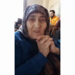 Umut Oğuz Instagram - Babaannem. Babamın anası. Çok zor bir hayatın eseri, Ailemizin son çınarı da gitti. 1927'den tam da bugüne, 28 Mayıs 2022'ye kadar, Dile kolay tam 95 sene yaşadın ! İyi ki de yaşadın... Kaç kişiye nasip olur ki bir asır ömür ? Yokluk yıllarında, inşaatlardan topladığı çimento torbalarından kese kağıdı yapıp satarak evlatlarını okutmuş, ceplerine Cumhuriyet altınlarını dahi koymuş tam bir güç ve ana idolüydü. Evlatlarının eşlerine çok çektirmesi belkide aşırı sahiplenmesinden, çok emek harcamasındandı kim bilir. Ben doğmadan üç gün evvel kocanı, biri 18 yaşında üç evladını toprağa verdiğin bir ömrün yükünü iyi bile taşıdın. Umarım çok daha iyi şartlarda buluşursunuz oralarda. Halama çok sarıl, uzun uzun öp kokla onu çok özlediğimi söyle ama çok. Amcama ve hiç göremediğim Süleyman amcama da selamlarımı söyle. Ellerinden öperim. Huzurlu olun başka ne duam olur ki. Son zamanların zordu, kurtuldun. Sesini, uzun uzun sarılmalarını, her gidişimizde önümüze koyduğun sıcacık yemeklerini, bayramlardaki o cıvıl cıvıl aile buluşmalarını çok ama çok özleyeceğim. İnsan her şeyi kaldırıyor da, çocukluğundaki önemli figürlerin gitmesiyle büyümeyi kaldıramıyor. Aile büyüklerinize sarılın. Onlarla sohbet edin. Zira her cümleleri hayatınıza yön verecek kadar kıymetli. Nur içinde yat babaannem. #Repost @umutoguz with @let.repost • • • • • • Pazar kahkahamız, selfie kamerasında kendini tanımayıp, bir de üstüne yorumlayan babaannemden 😂 Allah tüm büyüklerimize uzun ve sağlıklı ömürler versin 🤗🙏❤ #babaanne #aile #umutoguz #umutvar