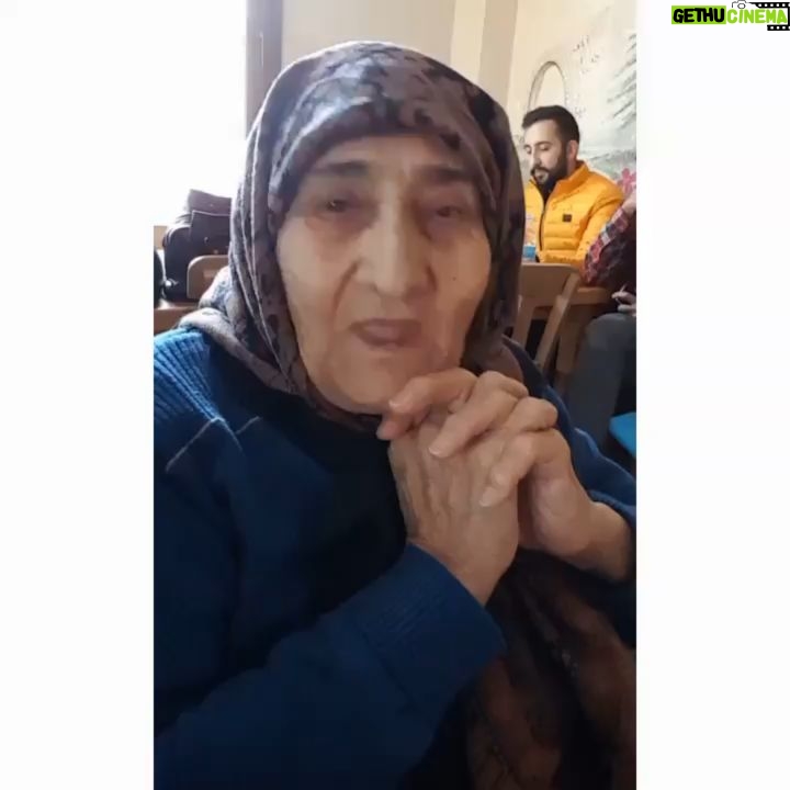 Umut Oğuz Instagram - Babaannem. Babamın anası. Çok zor bir hayatın eseri, Ailemizin son çınarı da gitti. 1927'den tam da bugüne, 28 Mayıs 2022'ye kadar, Dile kolay tam 95 sene yaşadın ! İyi ki de yaşadın... Kaç kişiye nasip olur ki bir asır ömür ? Yokluk yıllarında, inşaatlardan topladığı çimento torbalarından kese kağıdı yapıp satarak evlatlarını okutmuş, ceplerine Cumhuriyet altınlarını dahi koymuş tam bir güç ve ana idolüydü. Evlatlarının eşlerine çok çektirmesi belkide aşırı sahiplenmesinden, çok emek harcamasındandı kim bilir. Ben doğmadan üç gün evvel kocanı, biri 18 yaşında üç evladını toprağa verdiğin bir ömrün yükünü iyi bile taşıdın. Umarım çok daha iyi şartlarda buluşursunuz oralarda. Halama çok sarıl, uzun uzun öp kokla onu çok özlediğimi söyle ama çok. Amcama ve hiç göremediğim Süleyman amcama da selamlarımı söyle. Ellerinden öperim. Huzurlu olun başka ne duam olur ki. Son zamanların zordu, kurtuldun. Sesini, uzun uzun sarılmalarını, her gidişimizde önümüze koyduğun sıcacık yemeklerini, bayramlardaki o cıvıl cıvıl aile buluşmalarını çok ama çok özleyeceğim. İnsan her şeyi kaldırıyor da, çocukluğundaki önemli figürlerin gitmesiyle büyümeyi kaldıramıyor. Aile büyüklerinize sarılın. Onlarla sohbet edin. Zira her cümleleri hayatınıza yön verecek kadar kıymetli. Nur içinde yat babaannem. #Repost @umutoguz with @let.repost • • • • • • Pazar kahkahamız, selfie kamerasında kendini tanımayıp, bir de üstüne yorumlayan babaannemden 😂 Allah tüm büyüklerimize uzun ve sağlıklı ömürler versin 🤗🙏❤ #babaanne #aile #umutoguz #umutvar