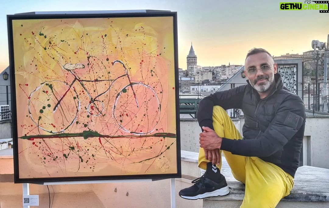 Umut Oğuz Instagram - Türkiye Eğitim Gönüllüleri Vakfı yararına, @eceturkiyecom ana sponsorluğunda gerçekleştirilen Cenk Yüksel #sesimresim projesinde Hacı Bayır'ın hikayesini seslendirdim. Kaydırarak dinleyebilirsiniz 🙏🏼 Ece Türkiye'nin yönettiği avm'lerden birinde bu sıra dışı sergiye denk gelebilirsiniz 😊 Keyifli izlemeler 🧿 @deryababuc @cenkyukselofficial @dbpositive @kurumsalhane #eğitimdefırsateşitliği #birçocukdeğişirtürkiyegelişir