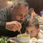 Umut Oğuz Instagram - Bir tas çorba, bir tas çorbadan fazlasıdır çok zaman. Alın teriyle biten bir mesainin şükür nefesidir mesela. Orucu zorlayan bir günün ardından dünyanın en kutsal lokması oluverir. Boğazdan akıp giderken dua gibidir. Hamdolsun denir, bilmeden hatim indirilir. Darda olan bilinir, kimseler duymadan kapısına bırakılıp hızlıca geri gelinir. Görünmesin, gizi içinde kalsın, komşu kalbi kırılmasın diye üzerine titrenir. İşte onun her bir lokması ibadettir. Boğazda düğüm olsa da, farzdır, hayattır, yaşadım demenin göbek adı paylaşmaktır. Dualarınız kabul, Kadir geceniz mübarek olsun canlar ❤️ #kadirgecesi