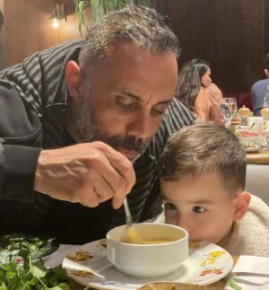 Umut Oğuz Instagram - Bir tas çorba, bir tas çorbadan fazlasıdır çok zaman.
Alın teriyle biten bir mesainin şükür nefesidir mesela.
Orucu zorlayan bir günün ardından dünyanın en kutsal lokması oluverir.
Boğazdan akıp giderken dua gibidir.
Hamdolsun denir, bilmeden hatim indirilir. 
Darda olan bilinir, 
kimseler duymadan kapısına bırakılıp hızlıca geri gelinir.
Görünmesin, gizi içinde kalsın, komşu kalbi kırılmasın diye üzerine titrenir.
İşte onun her bir lokması ibadettir. 
Boğazda düğüm olsa da, 
farzdır, 
hayattır, 
yaşadım demenin göbek adı paylaşmaktır.

Dualarınız kabul, Kadir geceniz mübarek olsun canlar ❤️

#kadirgecesi