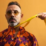 Umut Oğuz Instagram – Sen güler geçersin
Onlar çalar rengini.
Giden zaman gibi,
Döndüremezsin geri.

Sen yine güler geçersin
Trişkadan namelerinde
Plastik dünyalarına
Esir ederler seni.

Dimdik güler geçersin
Bi bahane bulur
Yine gömerler seni
Ses etmeyince de sükûtuna
Film bitti derler
Aslında bilmezler
Kader yeniden doğurur seni.

Umut Oğuz 

Photo @sedat.ttnc 
Studio @thebackyardstudioagency 
Styling @alevgry17