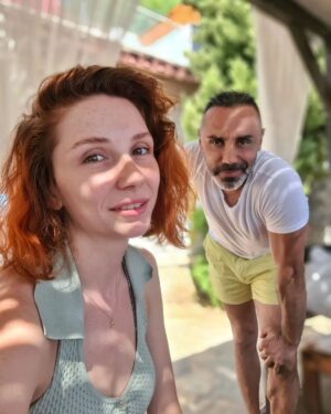 Umut Oğuz Instagram - Sen,
Sadece varlığınla bile emekçi,
Her direnişin cesur neferi, 
Yaratımın vefakar dişisi, 
Eril düzenin şefkatli annesi

Sen,
Hayatın her günü
Bir yükün adı,

Sen;
Ana, Bacı, Kardeş

Sen;
Sevgili, Destekçi, Yarensin.

Sen;
Affeden koskoca bir yüreksin 💜
Dünya senin yüreğin gibi olsun 🙏🏼
Her günün kutlu olsun.

Tüm kadınların 
#8martdünyakadınlargünü
Kutlu olsun 🧿