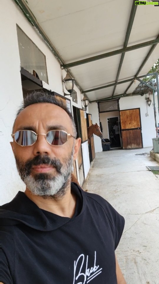 Umut Oğuz Instagram - Enerji büyüdür. Ne verirsen o döner 🥰 Dora ile at karşılıklı dans ederken ben de ortak olunca kuş benim neyim eksik dedi😅 @ezberbozanbebekler @doraoguz @turuncubigezegen @akademibinicilik #ezberbozanbebekler #ezberbozanebeveynler