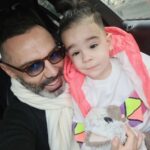 Umut Oğuz Instagram - Miraç kandiliydi doğduğunda, Miraç dedik göbek adına. Dualar ettik, isteyen herkese nasip olsun dedik. Sevmeni, sevilmeni diledik. Koşulsuz sevgiyle yaşamanı umut ettik. Biz her nefesinde seni, Dualarla sevdik. Tüm dünya çocukların kalbiyle harmanlasın dedik. Dedik ki; Savaşın yok, barışın daim olduğu her gün kandil olsun, Çocuk kahkahasıyla ancak mübarek olsun dedik. İyi ki de dedik. #miraçkandili