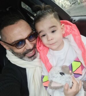 Umut Oğuz Instagram - Miraç kandiliydi doğduğunda,
Miraç dedik göbek adına.
Dualar ettik, 
isteyen herkese nasip olsun dedik.
Sevmeni, sevilmeni diledik.
Koşulsuz sevgiyle yaşamanı umut ettik.
Biz her nefesinde seni,
Dualarla sevdik.

Tüm dünya çocukların kalbiyle harmanlasın dedik.
Dedik ki;
Savaşın yok, 
barışın daim olduğu her gün kandil olsun,
Çocuk kahkahasıyla ancak mübarek olsun dedik.

İyi ki de dedik.

#miraçkandili