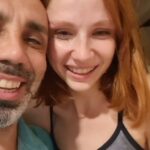 Umut Oğuz Instagram - Çok havalı, ikimizin de harika çıktığı yüzlerce gün görmemiş fotoğraflarımızdan birini paylaşabilir, saat tam 12'de doğum gününü kutlayabilirdim. Bu sene içimden geldiği gibi kutlamak istiyorum dedim ve arşivde bu video karşıma çıktı. Tekrar tekrar izledim. Ne samimi bir kaygı ve ne tatlı bir kabullenmedir bu. Dora büyüyüp evden gidecek diye oturup ağladık, sonra kahkahlarla güldük. Çünkü bunu daha 2,5 yaşındayken yaptık 😂🧿🙈 Bizim ev doğum günü evidir. Ansızın ışıklar söner, bir doğum günü mumuyla şarkılar söylenir ve mütemadiyen bir doğum günü kutlanır. Dora doğum günü kutlamasını çok sevdiği için biz sürekli yeniden doğarız🙏🏼 Bu sene böyle oldu annemiz iş için taaa Dubai'ye gitmek durumunda kaldı 🥰 Bu 14 Şubatı da; her daim şükrederek ve tüm dünyaya sevgiyle mayalanan neşeli aileler dileyerek kutluyoruz🙏🏼 Fiziken ayrı olmanın kifayetsiz, enerjilerin her daim iç içe olduğu bir yolculuktaysanız, evren de kolunuza girip sizi besliyor... Bunu yaşamanızı diliyorum bu gece🙏🏼 Karım iyi ki doğdun, bana hayatımın en güzel iki hediyesini iyi ki verdin... Kalbin kalbimde, Dora tüm benliğimde🙏🏼 Daim olsun, nicelerine hep şifayla, bereketiyle ve kahkahalarıyla beraber olsun 💜 Seni Seviyorum 🧿 @turuncubigezegen #turuncumutlu #dorabeybüyüyor @sevilaytildaoguz