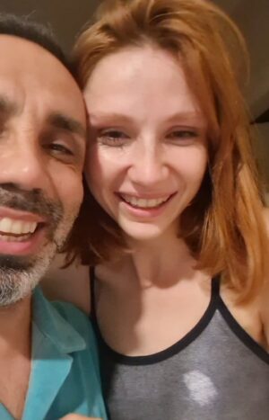 Umut Oğuz Instagram - Çok havalı, ikimizin de harika çıktığı yüzlerce gün görmemiş fotoğraflarımızdan birini paylaşabilir, saat tam 12'de doğum gününü kutlayabilirdim. Bu sene içimden geldiği gibi kutlamak istiyorum dedim ve arşivde bu video karşıma çıktı. Tekrar tekrar izledim. 
Ne samimi bir kaygı ve ne tatlı bir kabullenmedir bu. 
Dora büyüyüp evden gidecek diye oturup ağladık, sonra kahkahlarla güldük. 
Çünkü bunu daha 2,5 yaşındayken yaptık 😂🧿🙈
Bizim ev doğum günü evidir. Ansızın ışıklar söner, bir doğum günü mumuyla şarkılar söylenir ve mütemadiyen bir doğum günü kutlanır. 
Dora doğum günü kutlamasını çok sevdiği için biz sürekli yeniden doğarız🙏🏼
Bu sene böyle oldu annemiz iş için taaa Dubai'ye gitmek durumunda kaldı 🥰
Bu 14 Şubatı da; her daim şükrederek ve tüm dünyaya sevgiyle mayalanan neşeli aileler dileyerek kutluyoruz🙏🏼 
Fiziken ayrı olmanın kifayetsiz, enerjilerin her daim iç içe olduğu bir yolculuktaysanız, evren de kolunuza girip sizi besliyor...
Bunu yaşamanızı diliyorum bu gece🙏🏼
Karım iyi ki doğdun, bana hayatımın en güzel iki hediyesini iyi ki verdin...
Kalbin kalbimde, Dora tüm benliğimde🙏🏼
Daim olsun, nicelerine hep şifayla, bereketiyle ve kahkahalarıyla beraber olsun 💜
Seni Seviyorum 🧿
@turuncubigezegen

#turuncumutlu 
#dorabeybüyüyor
@sevilaytildaoguz