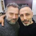 Umut Oğuz Instagram - Çocuk kahkahası bol olan dostluğa, tek el yetmez sarılmaya 🧿 İyi ki varsın @oktaykaynarca 🌟