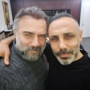 Umut Oğuz Instagram - Çocuk kahkahası bol olan dostluğa,
tek el yetmez sarılmaya 🧿
İyi ki varsın @oktaykaynarca 🌟