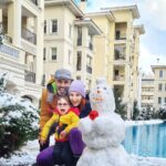 Umut Oğuz Instagram - Haksızlığın cinsiyeti yok biliyorum ama bugün, kadınlarımıza karşı yapılan haksızlıkların gırla gittiği bir dönemde, kardan adam yerine kardan kadın yaptık 🥰🙏🏼 Evet protest bir aileyiz👊🏽😎 Harika bir hafta olsun inşallah 🧿🙏🏼 #turuncumutlu #dorabeybüyüyor #snow #snowman