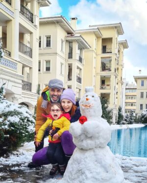 Umut Oğuz Instagram - Haksızlığın cinsiyeti yok biliyorum ama bugün, kadınlarımıza karşı yapılan haksızlıkların gırla gittiği bir dönemde, kardan adam yerine kardan kadın yaptık 🥰🙏🏼
Evet protest bir aileyiz👊🏽😎 
Harika bir hafta olsun inşallah 🧿🙏🏼

#turuncumutlu
#dorabeybüyüyor
#snow
#snowman