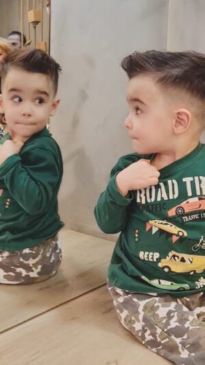 Umut Oğuz Instagram - Bana sürekli proje yok mu diye soruyorsunuz..
Hayatımın en iyi projesiyle zaman geçiriyorum, mutluyum 🧿💜😍
Maşallah demeyeni ısırırım ! 😅

#dorabeybüyüyor 
#turuncumutlu 
@ezberbozanbebekler
@erkanyilmazkuafor
#cutebaby 
#cutebabyboy 
#babyhair 
#babyhairstyles 
#handsome