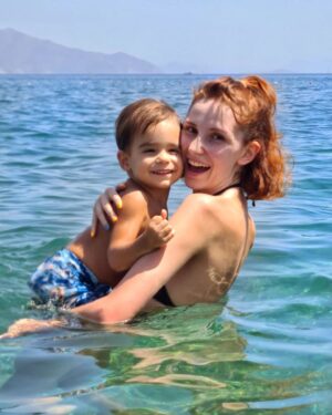 Umut Oğuz Instagram - Sen,
Sadece varlığınla bile emekçi,
Her direnişin cesur neferi, 
Yaratımın vefakar dişisi, 
Eril düzenin şefkatli annesi

Sen,
Hayatın her günü
Bir yükün adı,

Sen;
Ana, Bacı, Kardeş

Sen;
Sevgili, Destekçi, Yarensin.

Sen;
Affeden koskoca bir yüreksin 💜
Dünya senin yüreğin gibi olsun 🙏🏼
Her günün kutlu olsun.

Tüm kadınların 
#8martdünyakadınlargünü
Kutlu olsun 🧿