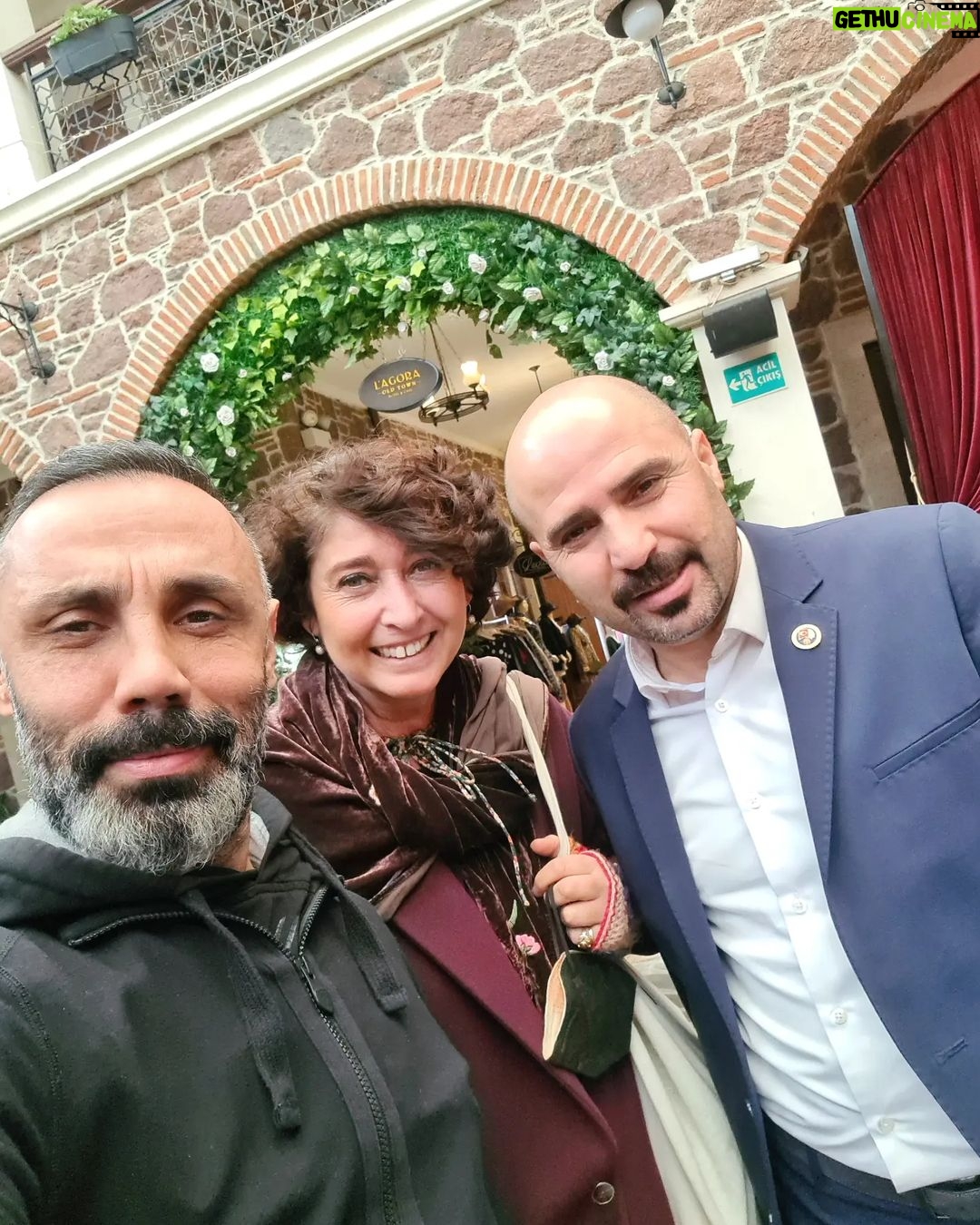 Umut Oğuz Instagram - Ne güzelsin Ege 🧿 Muhabbetin ayrı Kalbin ayrı güzel 💜 Hiç değişmedi bu ruh hali, Sana gelirken taşikardi, Giderken hüzünlü bir yeşilçam filmi gibisin. Şimdilik hoşça kal, Ektik tohumları sevgiyle Tez vakit tekrar görüşüp Sahnede kavuşmak dileğiyle🙏🏼