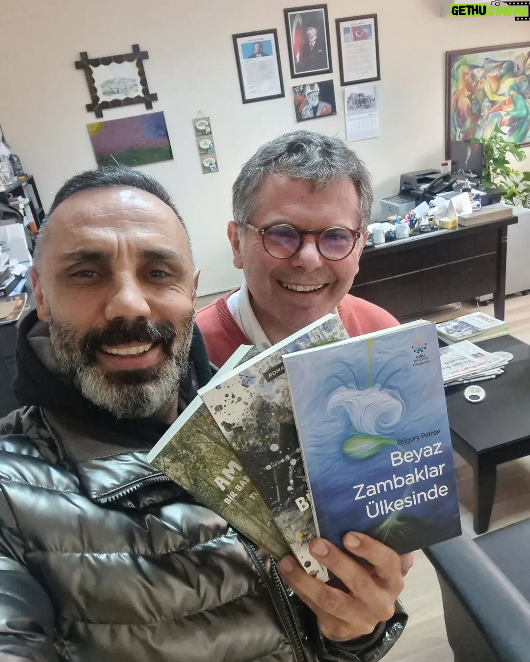 Umut Oğuz Instagram - Ne güzelsin Ege 🧿 Muhabbetin ayrı Kalbin ayrı güzel 💜 Hiç değişmedi bu ruh hali, Sana gelirken taşikardi, Giderken hüzünlü bir yeşilçam filmi gibisin. Şimdilik hoşça kal, Ektik tohumları sevgiyle Tez vakit tekrar görüşüp Sahnede kavuşmak dileğiyle🙏🏼