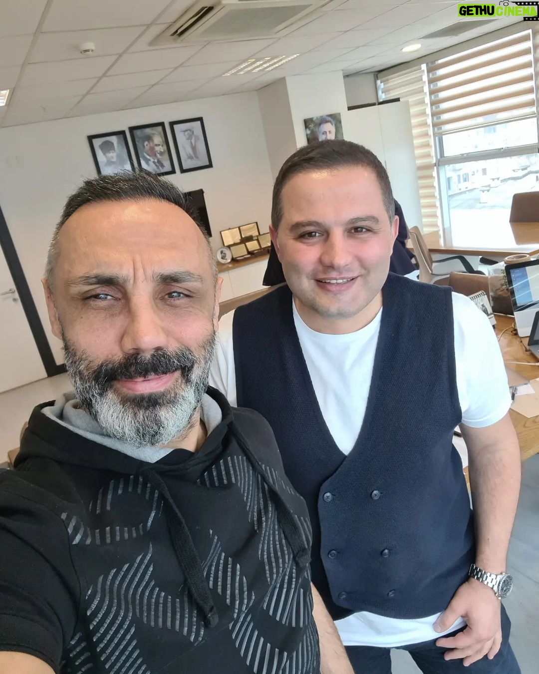 Umut Oğuz Instagram - Ne güzelsin Ege 🧿 Muhabbetin ayrı Kalbin ayrı güzel 💜 Hiç değişmedi bu ruh hali, Sana gelirken taşikardi, Giderken hüzünlü bir yeşilçam filmi gibisin. Şimdilik hoşça kal, Ektik tohumları sevgiyle Tez vakit tekrar görüşüp Sahnede kavuşmak dileğiyle🙏🏼