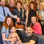 Umut Oğuz Instagram - Koşullar ne olursa olsun, sürprizlere açık, çılgın ve mutluluk ortağı insanlar vardır... Hadi demen yeter. İşte onları hayatına çekebiliyorsan hayatı layıkıyla yaşayabiliyorsun demektir, sonuna kadar tadını çıkar. Sarıl, ara, fırsat buldukça buluş. Hayat böyle hayat 🧿 #turuncumutlu