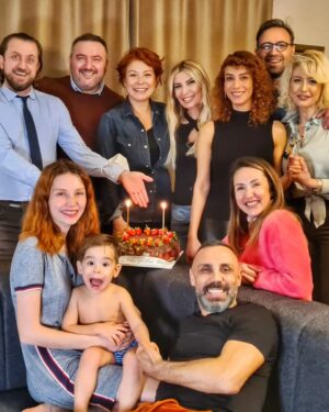 Umut Oğuz Instagram - Koşullar ne olursa olsun, 
sürprizlere açık, 
çılgın ve mutluluk ortağı insanlar vardır...
Hadi demen yeter.
İşte onları hayatına çekebiliyorsan hayatı layıkıyla yaşayabiliyorsun demektir, 
sonuna kadar tadını çıkar.
Sarıl, ara, fırsat buldukça buluş.
Hayat böyle hayat 🧿

#turuncumutlu