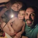 Umut Oğuz Instagram - Koşullar ne olursa olsun, sürprizlere açık, çılgın ve mutluluk ortağı insanlar vardır... Hadi demen yeter. İşte onları hayatına çekebiliyorsan hayatı layıkıyla yaşayabiliyorsun demektir, sonuna kadar tadını çıkar. Sarıl, ara, fırsat buldukça buluş. Hayat böyle hayat 🧿 #turuncumutlu