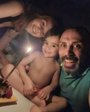 Umut Oğuz Instagram - Koşullar ne olursa olsun, 
sürprizlere açık, 
çılgın ve mutluluk ortağı insanlar vardır...
Hadi demen yeter.
İşte onları hayatına çekebiliyorsan hayatı layıkıyla yaşayabiliyorsun demektir, 
sonuna kadar tadını çıkar.
Sarıl, ara, fırsat buldukça buluş.
Hayat böyle hayat 🧿

#turuncumutlu