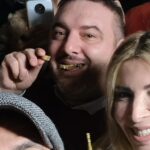 Umut Oğuz Instagram - Koşullar ne olursa olsun, sürprizlere açık, çılgın ve mutluluk ortağı insanlar vardır... Hadi demen yeter. İşte onları hayatına çekebiliyorsan hayatı layıkıyla yaşayabiliyorsun demektir, sonuna kadar tadını çıkar. Sarıl, ara, fırsat buldukça buluş. Hayat böyle hayat 🧿 #turuncumutlu