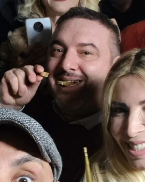Umut Oğuz Instagram - Koşullar ne olursa olsun, 
sürprizlere açık, 
çılgın ve mutluluk ortağı insanlar vardır...
Hadi demen yeter.
İşte onları hayatına çekebiliyorsan hayatı layıkıyla yaşayabiliyorsun demektir, 
sonuna kadar tadını çıkar.
Sarıl, ara, fırsat buldukça buluş.
Hayat böyle hayat 🧿

#turuncumutlu