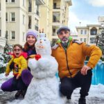 Umut Oğuz Instagram - Haksızlığın cinsiyeti yok biliyorum ama bugün, kadınlarımıza karşı yapılan haksızlıkların gırla gittiği bir dönemde, kardan adam yerine kardan kadın yaptık 🥰🙏🏼 Evet protest bir aileyiz👊🏽😎 Harika bir hafta olsun inşallah 🧿🙏🏼 #turuncumutlu #dorabeybüyüyor #snow #snowman
