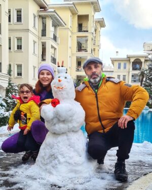 Umut Oğuz Instagram - Haksızlığın cinsiyeti yok biliyorum ama bugün, kadınlarımıza karşı yapılan haksızlıkların gırla gittiği bir dönemde, kardan adam yerine kardan kadın yaptık 🥰🙏🏼
Evet protest bir aileyiz👊🏽😎 
Harika bir hafta olsun inşallah 🧿🙏🏼

#turuncumutlu
#dorabeybüyüyor
#snow
#snowman