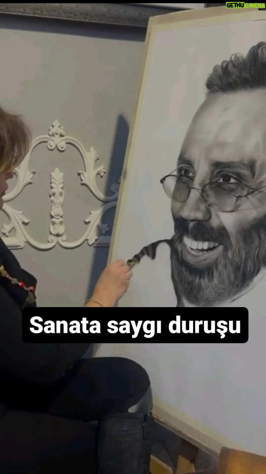Umut Oğuz Instagram - İnsanı insana, insanca anlatmaktır sanat... Ne mutlu bana özel bir ressamın parmaklarından siyah beyaz selama durmak hayata... Ne mutlu bu onura layık bulunmaya🖤🩶 Var ol @samane.art.mp #art #blackandwhite #drawing