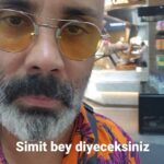 Umut Oğuz Instagram – Simit bey siz misiniz ?
Kusura bakmayın tanıyamadım.
Çok değişmişsiniz.
Fakir pirzolası derlerdi size
Zengin mutfağına terfi etmişsiniz.