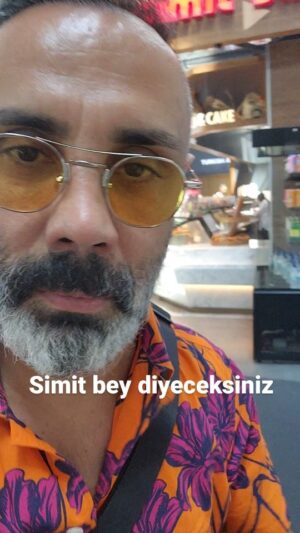 Umut Oğuz Instagram - Simit bey siz misiniz ?
Kusura bakmayın tanıyamadım.
Çok değişmişsiniz.
Fakir pirzolası derlerdi size
Zengin mutfağına terfi etmişsiniz.