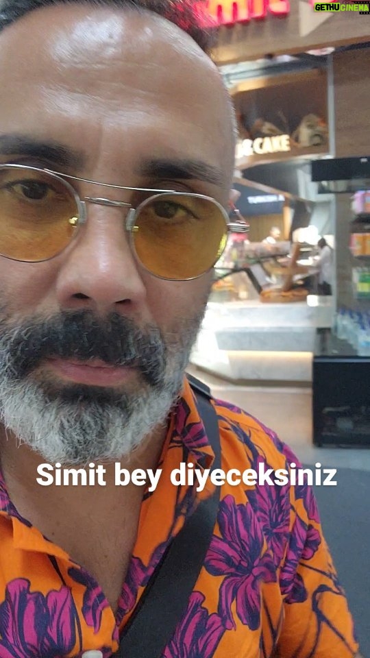 Umut Oğuz Instagram - Simit bey siz misiniz ? Kusura bakmayın tanıyamadım. Çok değişmişsiniz. Fakir pirzolası derlerdi size Zengin mutfağına terfi etmişsiniz.