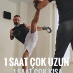 Umut Oğuz Instagram – 1 saatlik antrenmanın son dakikalarından bir kesit bu. Hocam @yavuz__gundogdu beni pert etmiş yine ama devam!
İnsanoğlu doğaya kıyasla çok zayıf ama bir o kadar da güçlü. 1 saate bile dayanamıyoruz.
Oysa 1 saat;
sosyal medyada reels kaydırırken, zevzeklik ederken, boş diziler, filmler izlerken, dedikodu yaparken çok KISA,
spor, kitap, eğitim ve gelişim için çok UZUN bir süre.
Zamanı iyi kullan, kendine değer ver ve harekete geç 😎👍🏼
#sport
#kickboxing
#umutoğuz