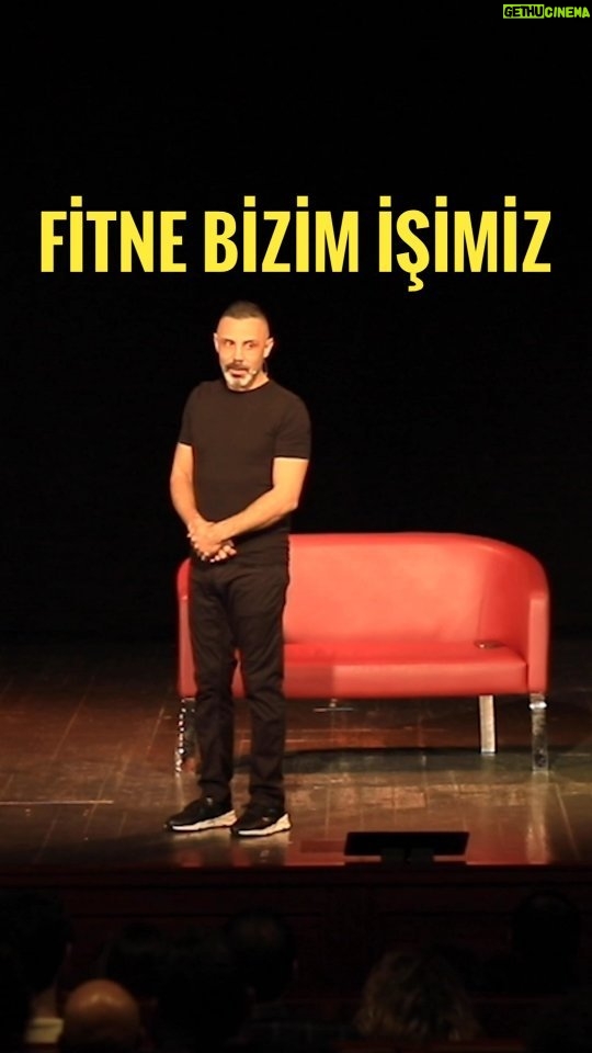 Umut Oğuz Instagram - Fitne bizim işimiz 😂 @miknatisgosteri #standupcomedy #standup #umutoguz Yakında Avrupa, Kanada ve Amerika'ya turneye geliyorum, takipte kalın 🔥🩵