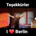 Umut Oğuz Instagram - Küçükken duymuştum "harekette bereket var" diye, bildim bileli duramuyorum. Çalışıyorum, çabalıyorum. Sahnede kalıp insanımızı nerede yaşıyor ya da hangi fikirde olursa olsun aynı çatı altında topluyorum... Ne de iyi yapıyorum. Canım kendim ve buna ortak olan herkes 🧿 İyi ki varsınız 🩵🙏🏼 @tiyatroyuezyueze @miknatisgosteri #mıknatısgösteri #berlin #standupcomedy #umutoguz