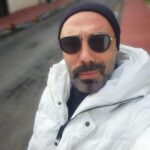Umut Oğuz Instagram - Kendimi özlediğimi fark ettim... Düzce ve Bolu turnelerimde -yine en çok sevdiğim- bir çok insana dokunma şansını yakaladım. (Detayları sahnede anlatıyorum) Engelli kardeşlerimize, ihtiyaç sahiplerine, namusuyla siyaset yapanlara, üreticimize, çiftçimize, esnafımıza ve tabi ki turnelerimin olmazsa olmazı öğrenci kardeşlerime... Oldum olası yaptığım ya da vesile olduğum iyilikleri paylaşmayı tercih etmedim. Çok güzel anlar, kayda geçmiş videolar var. İlerleyen günlerde hepsini paylaşmak istiyorum 🙏🏼 Kıçına lamba sokup dans eden abla kadar ilgi görmeyeceğini bilsem de artık iyileri, iyilikleri gözlere soka soka paylaşmak durumundayız biliyorum. Bencilliğin başrol olduğu, kalbi gerçekten iyilik için çarpanların aptal yerine konduğu şu dönemde, şükürler olsun ki hem cömert hem de kendi alanında muhteşem insanlarımızı güldürdüm. Sahnede onlar beni, geri kalanındaysa ben onları alkışladım. İyi ki varsınız, önünüzde saygıyla eğiliyorum🙏🏼 Ürettikçe, harekete geçtikçe dirildiğimi hissediyorum. Enerjime ayna tutan yüzlerce güzel insana yürekten teşekkür ediyorum. Sahnelerime destek veren, gece gündüz organizasyon için çalışan tüm dostlarımı minnetle anıyorum. Sürekli kendi fotoğrafını paylaşmayı hastalık sayan biri olarak duvar yıkıyorum. Buz gibi bir Bolu sabahına, polis baskınıyla uyanmanın verdiği o müthiş hazla çektiğim 'beni' paylaşıyorum mi takdir edin 😊 Hadi bu akşam gözlerini kapat, önce şükret sonra kendini takdir et. Yukarda saydıklarım kalbine bi küçük değdiyse bunu fazlasıyla hak ediyosun 👍🏼 Buraya kadar okuyan, hisseden, desteğini esirgemeyen herkese kalben teşekkür ederim, var olun 🩵 #miknatisgösteri #şükür