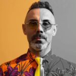 Umut Oğuz Instagram – Sen güler geçersin
Onlar çalar rengini.
Giden zaman gibi,
Döndüremezsin geri.

Sen yine güler geçersin
Trişkadan namelerinde
Plastik dünyalarına
Esir ederler seni.

Dimdik güler geçersin
Bi bahane bulur
Yine gömerler seni
Ses etmeyince de sükûtuna
Film bitti derler
Aslında bilmezler
Kader yeniden doğurur seni.

Umut Oğuz 

Photo @sedat.ttnc 
Studio @thebackyardstudioagency 
Styling @alevgry17