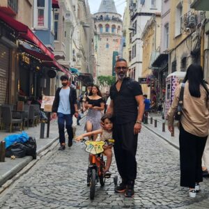 Umut Oğuz Instagram - Evladın varsa sadece sev 🧿💜
#dorabeybüyüyor 
#miras
