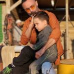 Umut Oğuz Instagram - Not düşelim oğlum, bugün iki teker üstünde bisiklet kullanmayı başardın 🧿😍 Nicelerini görmek nasip olsun 🥰🙏🏼🧿 Seviyorum uleeyn ❤️🍀🌟 30 Nisan 2023 #dorabeybüyüyor