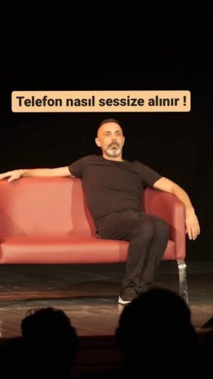 Umut Oğuz Instagram - Telefon sessize nasıl alınır ? 😅 

#mıknatısgösteri #umutoguz #standupcomedy #standup #comedy #komedi #kahkaha