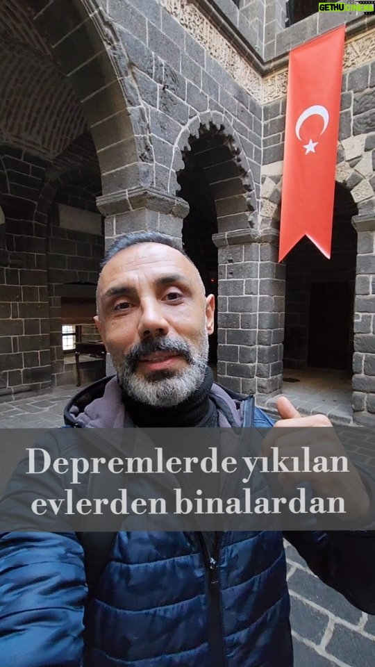 Umut Oğuz Instagram - Nereye gidiyoruz ? #deprem (Ulu Cami Mesudiye Medresesi yüzyıllardır nice depremler görmüş ve hala dimdik ayaktadır) #diyarbakırdeprem #kahramanmaraşdeprem #hataydeprem #hatayantakya #gaziantepdeprem #malatyadeprem #adıyamandeprem