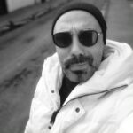 Umut Oğuz Instagram - Kendimi özlediğimi fark ettim... Düzce ve Bolu turnelerimde -yine en çok sevdiğim- bir çok insana dokunma şansını yakaladım. (Detayları sahnede anlatıyorum) Engelli kardeşlerimize, ihtiyaç sahiplerine, namusuyla siyaset yapanlara, üreticimize, çiftçimize, esnafımıza ve tabi ki turnelerimin olmazsa olmazı öğrenci kardeşlerime... Oldum olası yaptığım ya da vesile olduğum iyilikleri paylaşmayı tercih etmedim. Çok güzel anlar, kayda geçmiş videolar var. İlerleyen günlerde hepsini paylaşmak istiyorum 🙏🏼 Kıçına lamba sokup dans eden abla kadar ilgi görmeyeceğini bilsem de artık iyileri, iyilikleri gözlere soka soka paylaşmak durumundayız biliyorum. Bencilliğin başrol olduğu, kalbi gerçekten iyilik için çarpanların aptal yerine konduğu şu dönemde, şükürler olsun ki hem cömert hem de kendi alanında muhteşem insanlarımızı güldürdüm. Sahnede onlar beni, geri kalanındaysa ben onları alkışladım. İyi ki varsınız, önünüzde saygıyla eğiliyorum🙏🏼 Ürettikçe, harekete geçtikçe dirildiğimi hissediyorum. Enerjime ayna tutan yüzlerce güzel insana yürekten teşekkür ediyorum. Sahnelerime destek veren, gece gündüz organizasyon için çalışan tüm dostlarımı minnetle anıyorum. Sürekli kendi fotoğrafını paylaşmayı hastalık sayan biri olarak duvar yıkıyorum. Buz gibi bir Bolu sabahına, polis baskınıyla uyanmanın verdiği o müthiş hazla çektiğim 'beni' paylaşıyorum mi takdir edin 😊 Hadi bu akşam gözlerini kapat, önce şükret sonra kendini takdir et. Yukarda saydıklarım kalbine bi küçük değdiyse bunu fazlasıyla hak ediyosun 👍🏼 Buraya kadar okuyan, hisseden, desteğini esirgemeyen herkese kalben teşekkür ederim, var olun 🩵 #miknatisgösteri #şükür